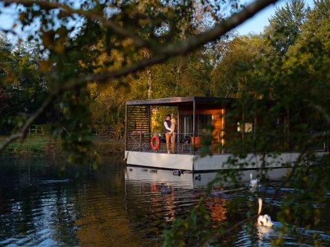HÉBERGEMENT INSOLITE 2 personnes - CABANE SUR L'EAU