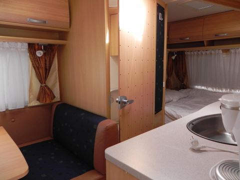CARAVANE 4 personnes - Avec auvent sans salle de bain
