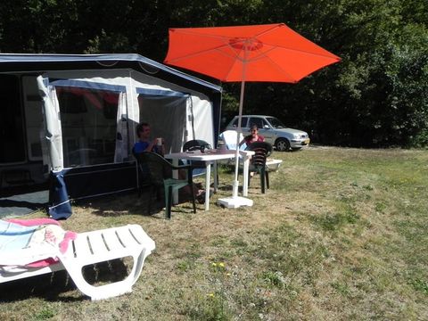 CARAVANE 4 personnes - Avec auvent sans salle de bain