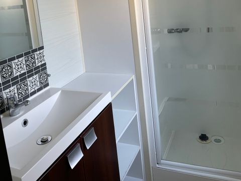 MOBILHOME 4 personnes - 2 chambres avec grande pelouse et terrasse ensoleilée!