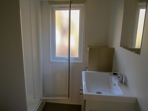 Tente en toile et en bois 4 personnes - Tithome avec sanitaire (samedi à samedi du 06/07/24 au 31/08/24) 4 pers.