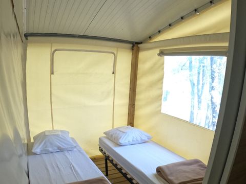 Tente en toile et en bois 4 personnes - Tithome avec sanitaire (samedi à samedi du 06/07/24 au 31/08/24) 4 pers.