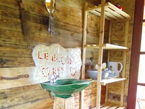 HÉBERGEMENT INSOLITE 2 personnes - Hébergement insolite batteuse / roulotte - sans sanitaires