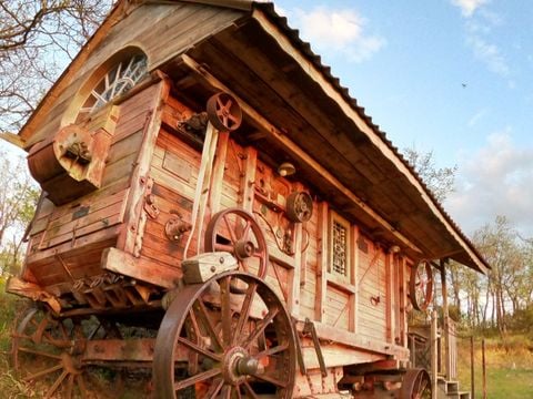 HÉBERGEMENT INSOLITE 2 personnes - Hébergement insolite batteuse / roulotte - sans sanitaires