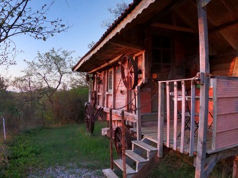 HÉBERGEMENT INSOLITE 2 personnes - Hébergement insolite batteuse / roulotte - sans sanitaires