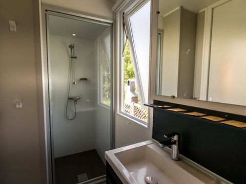 MOBILHOME 6 personnes - Mobil-home | Premium | 3 Ch. | 6 Pers. | Terrasse surélevée | 2 SDB | TV