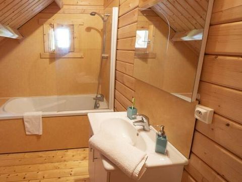 LODGE 10 personnes - 4 Ch. | 6/10 Pers. | Terrasse surélevée | 1 SDB | TV