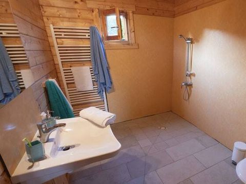 LODGE 10 personnes - 4 Ch. | 6/10 Pers. | Terrasse surélevée | 1 SDB | TV