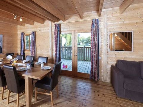 LODGE 10 personnes - 4 Ch. | 6/10 Pers. | Terrasse surélevée | 1 SDB | TV