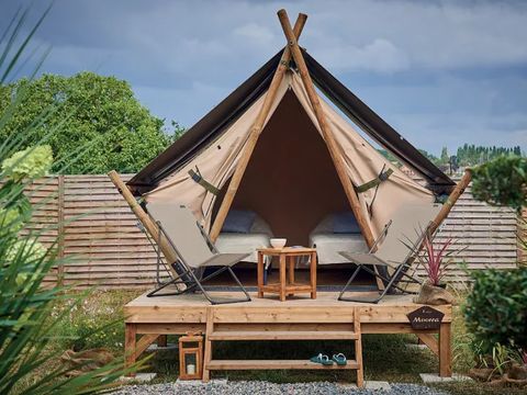 Insolite 2 personnes - Lodge Moorea 5.5 m² sur plancher bois de 11 m² - 1 chambre avec 2 lits de 80/190 . Nouveauté 2022