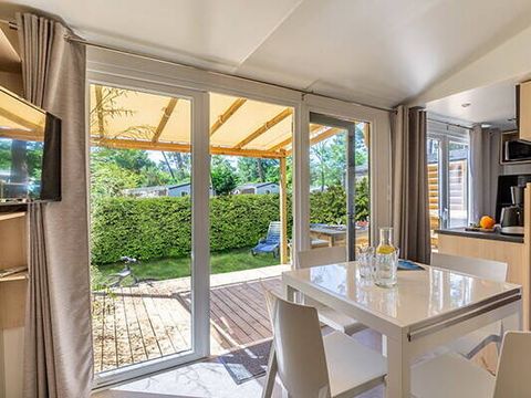MOBILHOME 6 personnes - Mobil-home | Premium Exclusive | 3 Ch. | 6 Pers. | Terrasse surélevée | Jacuzzi | Douche extérieure | 1 SDB | Clim. | TV