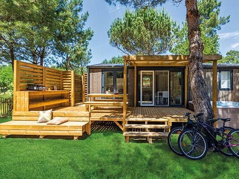MOBILHOME 6 personnes - Mobil-home | Premium Exclusive | 3 Ch. | 6 Pers. | Terrasse surélevée | Jacuzzi | Douche extérieure | 1 SDB | Clim. | TV
