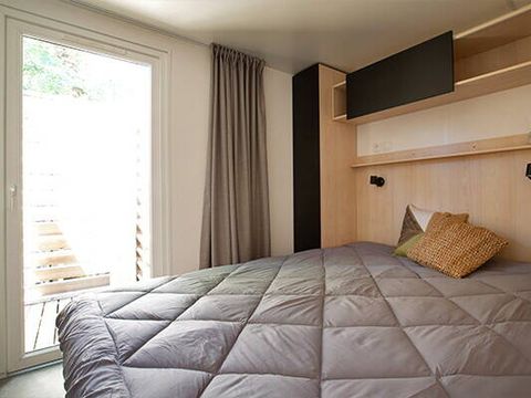 MOBILHOME 6 personnes - Mobil-home | Premium Exclusive | 3 Ch. | 6 Pers. | Terrasse surélevée | Jacuzzi | Douche extérieure | 1 SDB | Clim. | TV
