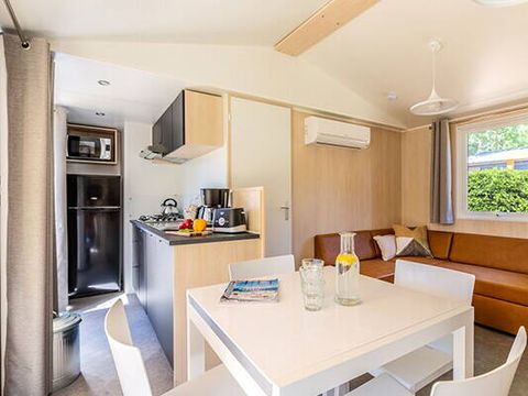 MOBILHOME 6 personnes - Mobil-home | Premium Exclusive | 3 Ch. | 6 Pers. | Terrasse surélevée | Jacuzzi | Douche extérieure | 1 SDB | Clim. | TV