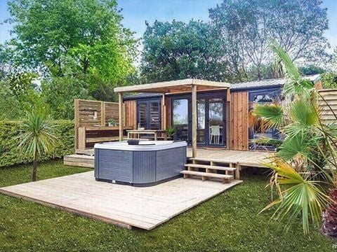 MOBILHOME 4 personnes - Mobil-home | Ultimate | 2 Ch. | 4 Pers. | Terrasse surélevée | Jacuzzi | Douche extérieure | 1 SDB | Clim. | TV