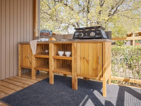 MOBILHOME 4 personnes - Mobil-home | Ultimate | 2 Ch. | 4 Pers. | Terrasse surélevée | Jacuzzi | Douche extérieure | 1 SDB | Clim. | TV