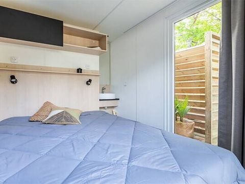 MOBILHOME 4 personnes - Mobil-home | Ultimate | 2 Ch. | 4 Pers. | Terrasse surélevée | Jacuzzi | Douche extérieure | 1 SDB | Clim. | TV