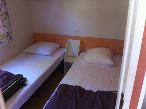 MOBILHOME 4 personnes - 30m² - 2 chambres - n° 33 Terrasse couverte du SAMEDI au SAMEDI