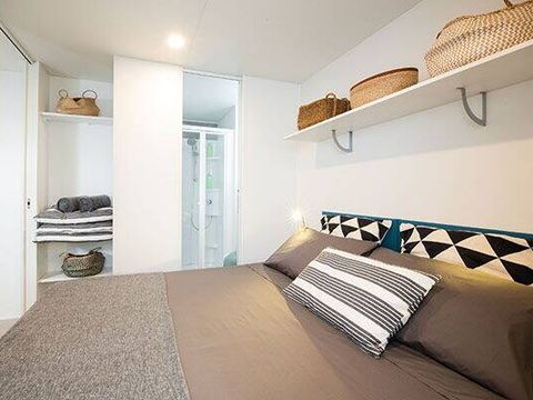 BUNGALOW 4 personnes - Mobil-home | Comfort | 2 Ch. | 4 Pers. | Terrasse surélevée | 1 SDB | Clim. | TV