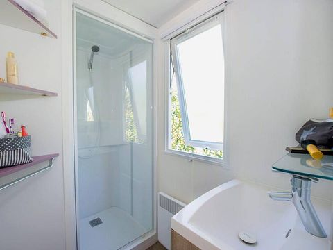 BUNGALOW 4 personnes - Mobil-home | Comfort | 2 Ch. | 4 Pers. | Terrasse surélevée | 1 SDB | Clim. | TV