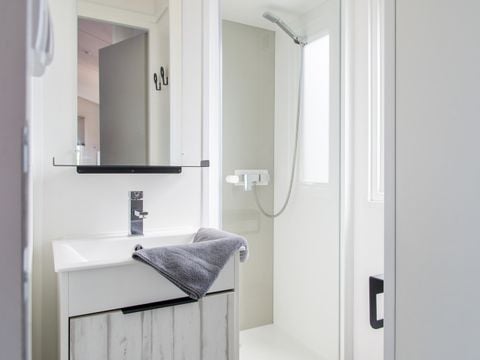 MOBILHOME 5 personnes - AUTHENTIQUE - TV - PLANCHA