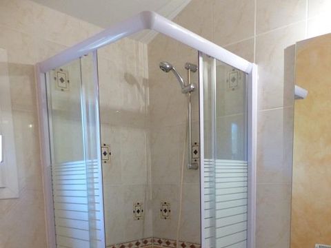 CHALET 6 personnes - Chalet Confort -35m² -2 chambres - terrasse semi-couverte - TV - Clim 2/6 pers