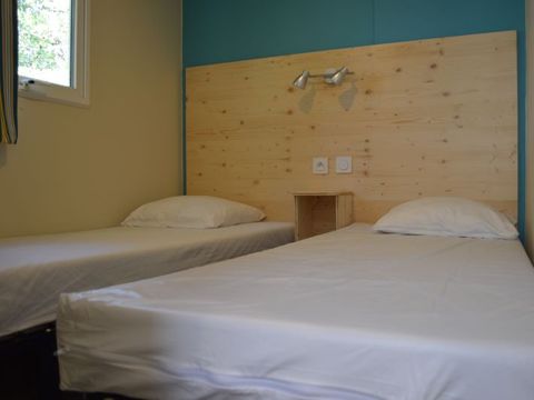 Mobilhome 4 personnes - Mobil-Home Confort -28m² -2 chambres - terrasse semi-couverte - TV - Clim 2/4 pers