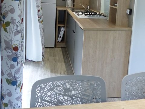 Mobilhome 2/6 personnes - Premium 32m² - 3 chambres - Terrasse semi-couverte - TV - Clim