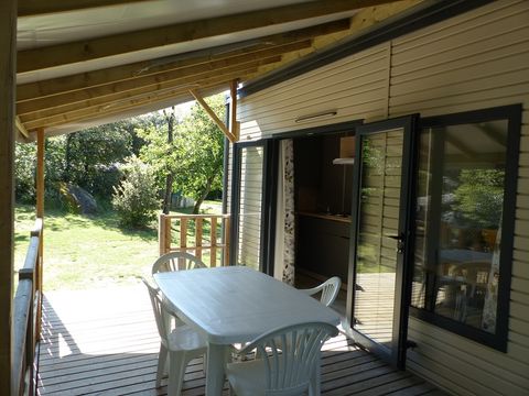 Mobilhome 2/6 personnes - Premium 32m² - 3 chambres - Terrasse semi-couverte - TV - Clim