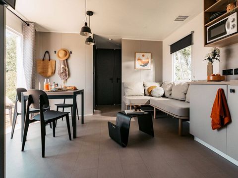 MOBILHOME 8 personnes - Mobil-home | Comfort | 4 Ch. | 8 Pers. | Terrasse surélevée | Cuisine extérieure | 2 SDB | Clim.