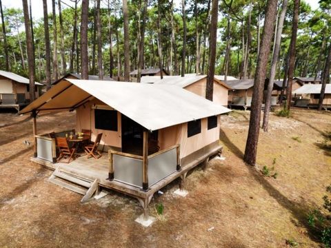 TENTE TOILE ET BOIS 5 personnes - Lodge Confort 4-5 personnes – Toile & Bois – 30 m² – 2 chambres – Électricité - Salle de bain