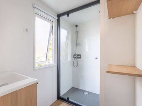 MOBILHOME 6 personnes - Mobil-home | Premium | 3 Ch. | 6 Pers. | Terrasse couverte | 1 SDB | Clim. | TV