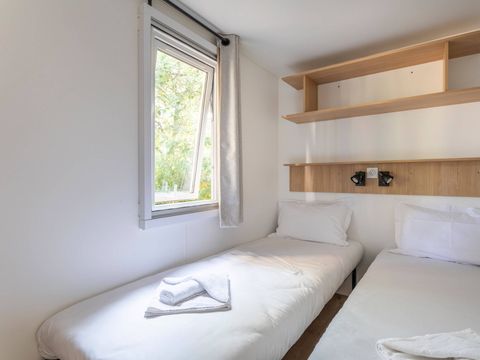 MOBILHOME 6 personnes - Mobil-home | Premium | 3 Ch. | 6 Pers. | Terrasse couverte | 1 SDB | Clim. | TV