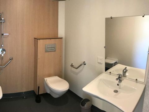 MOBILHOME 4 personnes - PMR 31m² - 2 chambres - terrasse couverte (adapté pour personnes à mobilité réduite) - TV