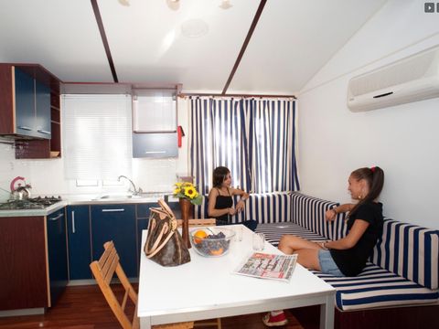 Mobilhome 6 personnes - LARGE- Accès - PMR