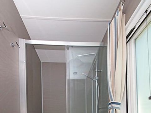 Mobilhome 6 personnes - Comfort XL | 3 Ch. | 6 Pers. | Terrasse surélevée | 2 SDB | Clim.
