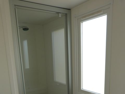 MOBILHOME 8 personnes - Mobil home climatisé de 28.3m² - 3 chambres + terrasse semi couverte 22.5m²