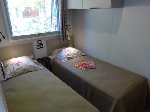 Mobilhome 4 personnes - 26m² climatisé - 2 chambres - Terrasse couverte 20m²