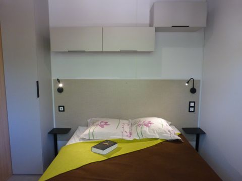 Mobilhome 4 personnes - 26m² climatisé - 2 chambres - Terrasse couverte 20m²