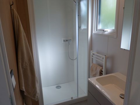 Mobilhome 4 personnes - 26m² climatisé - 2 chambres - Terrasse couverte 20m²