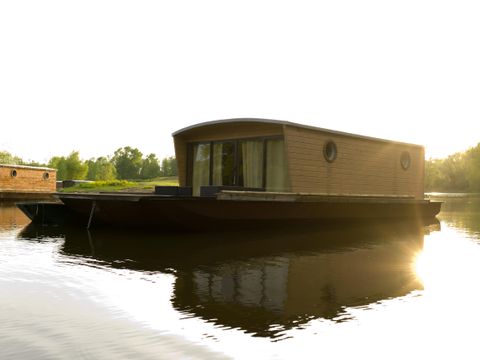 HÉBERGEMENT INSOLITE 5 personnes - TOUE CABANEE SUR L'EAU