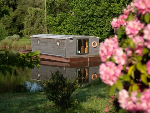 HÉBERGEMENT INSOLITE 5 personnes - Toue cabanée accostée