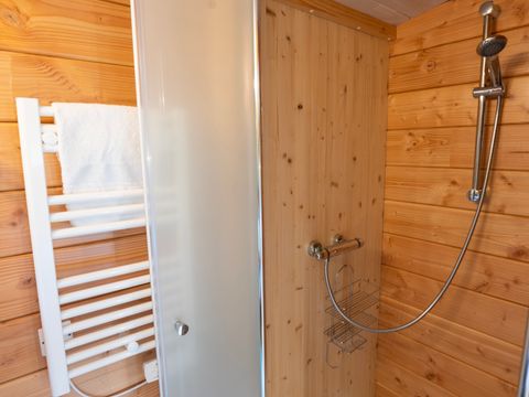 HÉBERGEMENT INSOLITE 5 personnes - Toue cabanée accostée