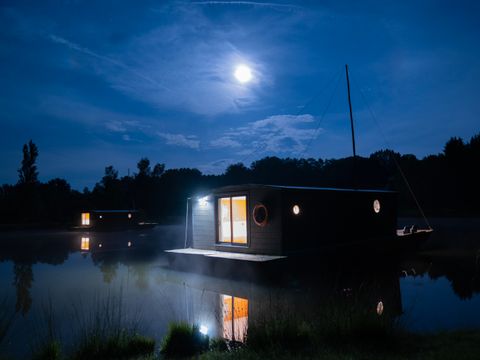 HÉBERGEMENT INSOLITE 5 personnes - Toue cabanée accostée