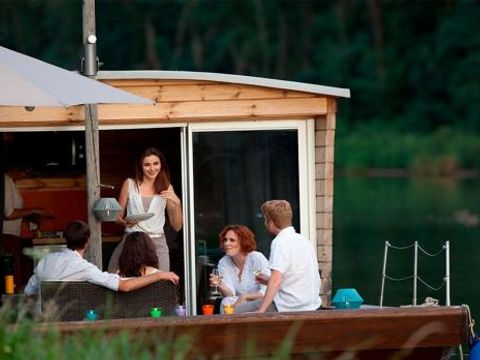 HÉBERGEMENT INSOLITE 5 personnes - Toue cabanée accostée avec sanitaires