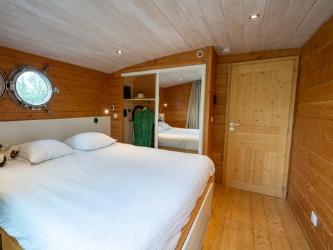 HÉBERGEMENT INSOLITE 5 personnes - Toue cabanée accostée avec sanitaires