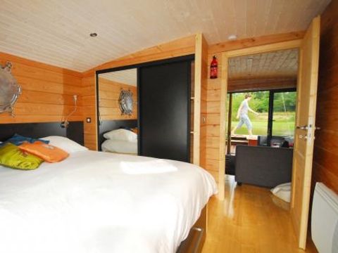 HÉBERGEMENT INSOLITE 5 personnes - Toue cabanée accostée avec sanitaires