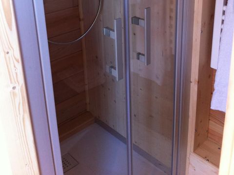 HÉBERGEMENT INSOLITE 5 personnes - Toue cabanée accostée avec sanitaires