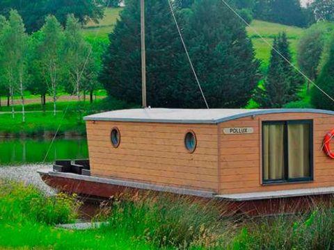 HÉBERGEMENT INSOLITE 5 personnes - Toue cabanée accostée avec sanitaires