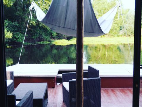 HÉBERGEMENT INSOLITE 5 personnes - Toue cabanée au mouillage avec sanitaires